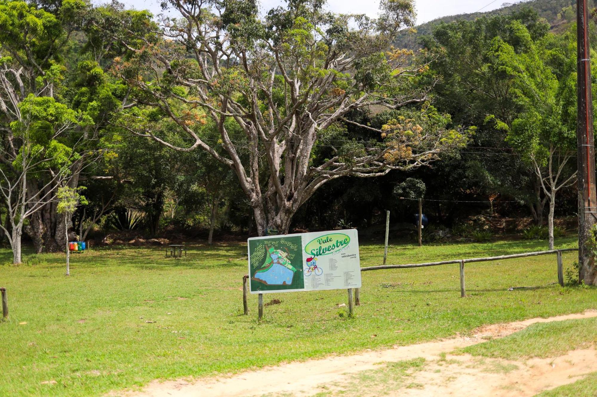 Vale Silvestre Eco Park Hotel โกเวร์นาดอร์ วาลาดาเรส ภายนอก รูปภาพ