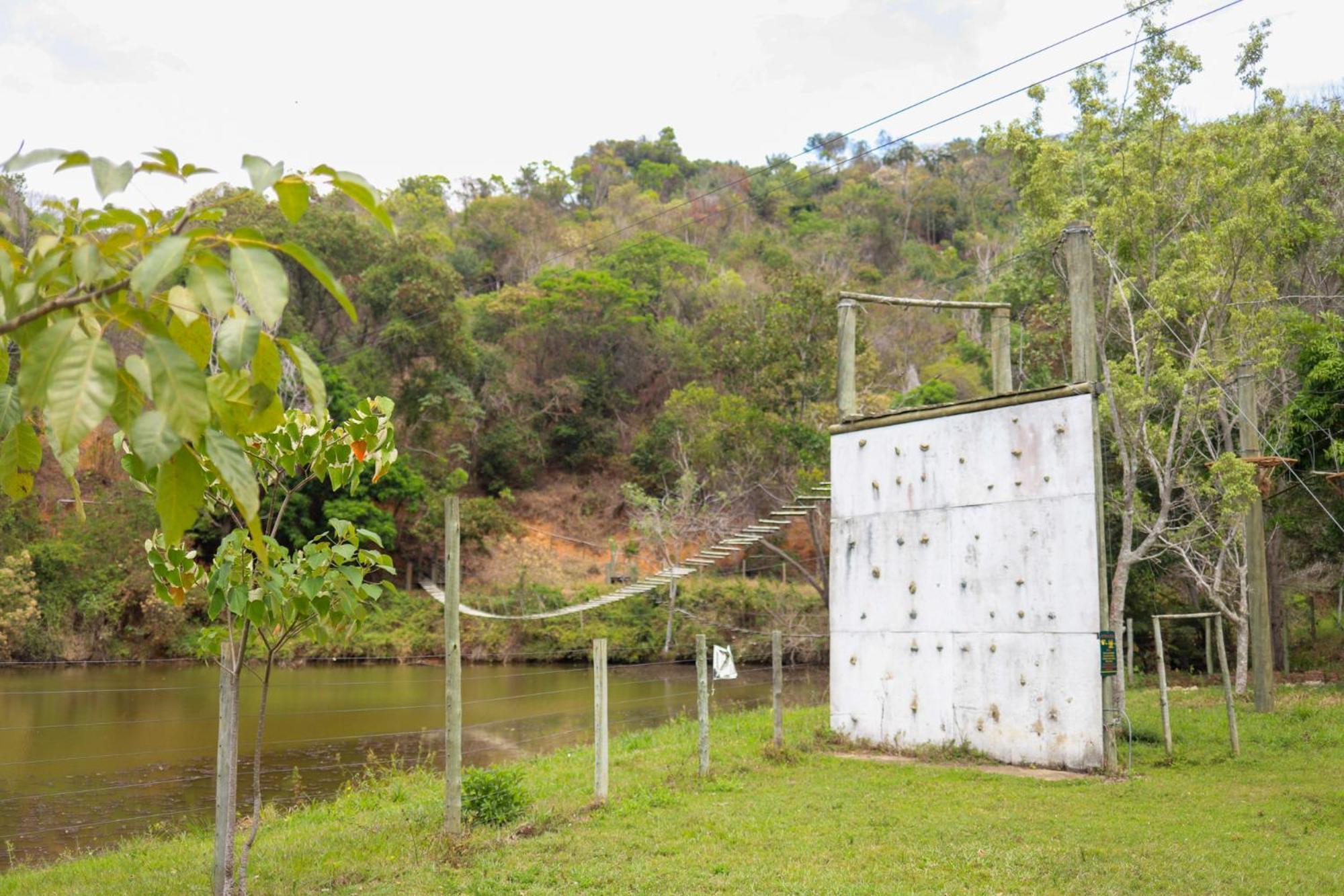 Vale Silvestre Eco Park Hotel โกเวร์นาดอร์ วาลาดาเรส ภายนอก รูปภาพ