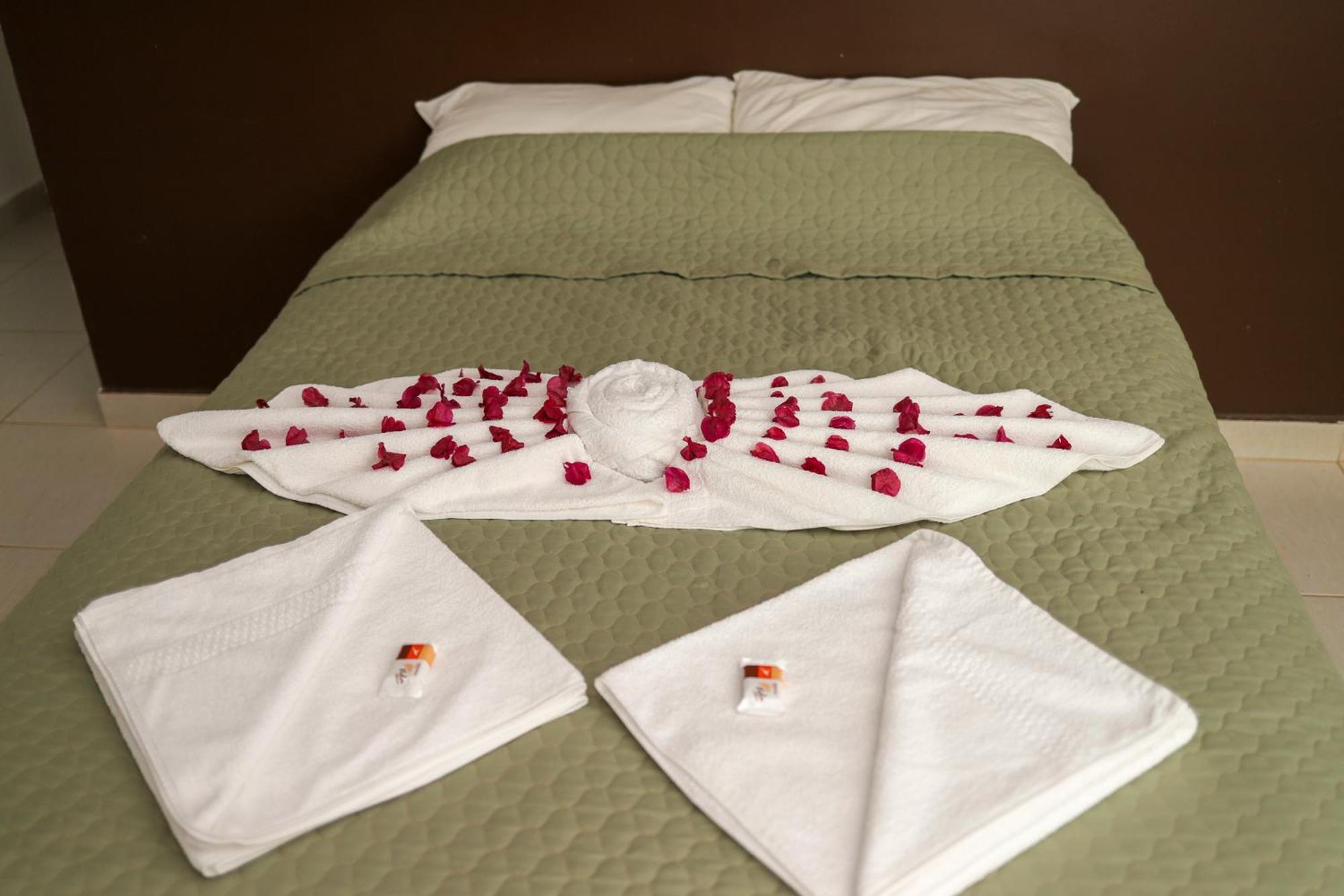 Vale Silvestre Eco Park Hotel โกเวร์นาดอร์ วาลาดาเรส ภายนอก รูปภาพ