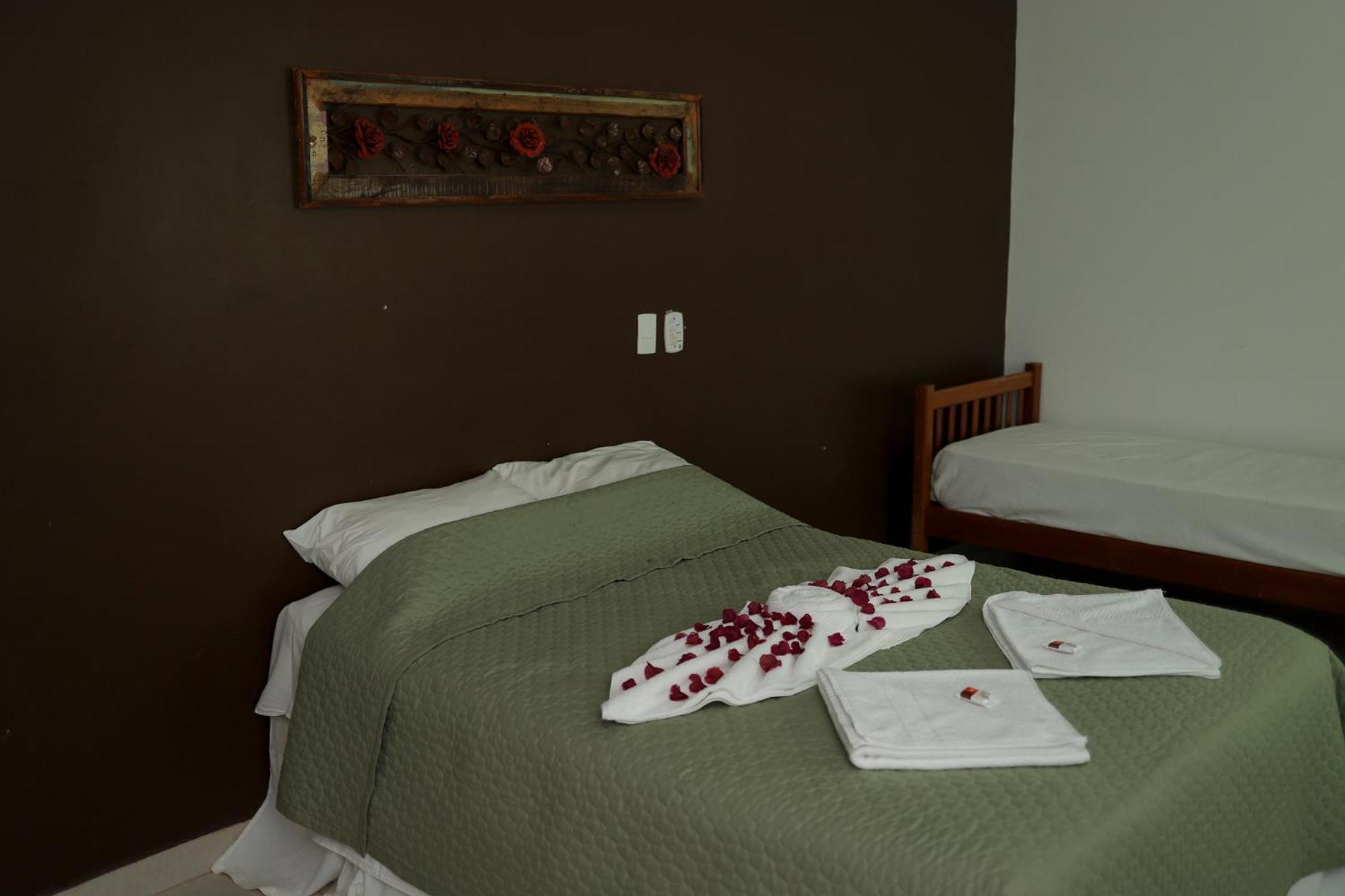 Vale Silvestre Eco Park Hotel โกเวร์นาดอร์ วาลาดาเรส ภายนอก รูปภาพ